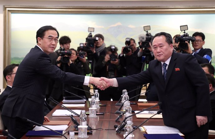 Los jefes de las delegaciones de las dos Coreas se saludan al inicio del diálogo