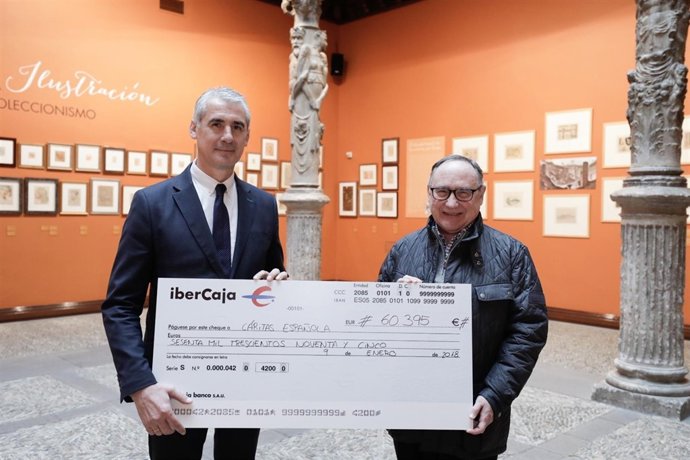 Entrega de Ibercaja a Cáritas del cheque de la recaudación de Navidad