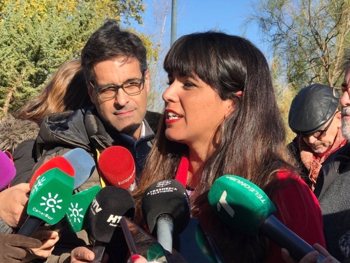 Teresa Rodríguez, ante los medios de comunicación en Huelva. 