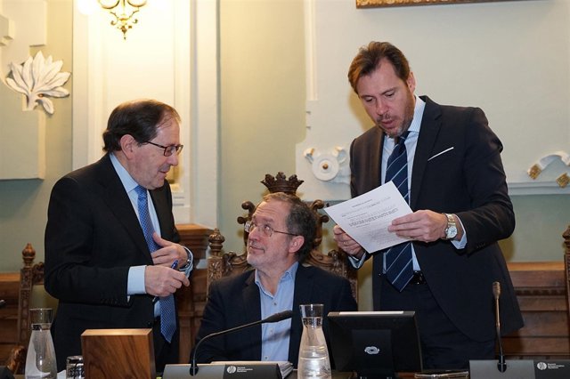 El alcalde, Óscar Puente, consulta un documento durante el Pleno de este martes