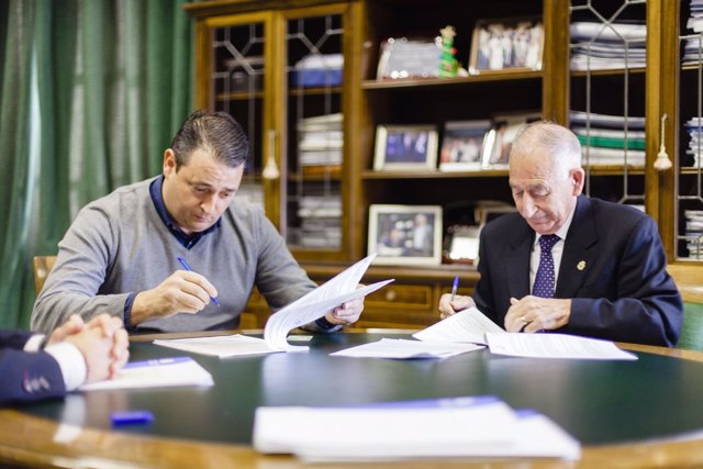 Gabriel Amat y el alcalde de Carboneras ya han firmado el contrato de obras.