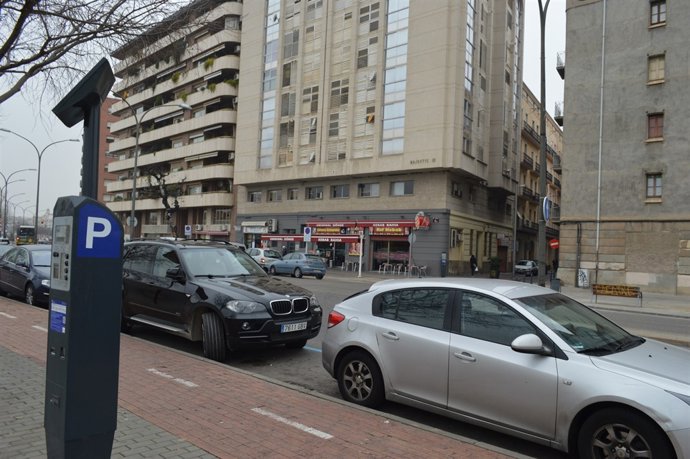 Parquímetre en un carrer amb cotxes aparcats a Lleida
