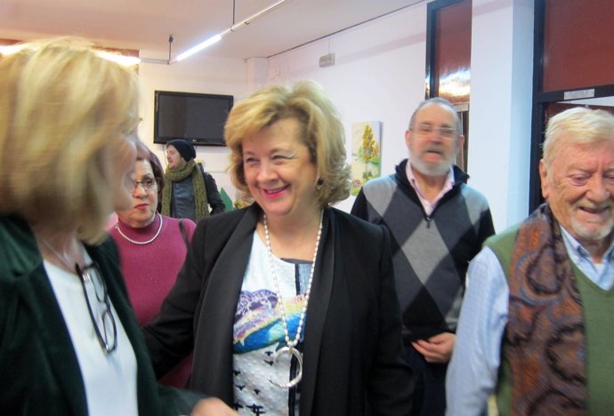 La delegada Teresa Vega (c) con responsables y usuarios del centro Maristas.