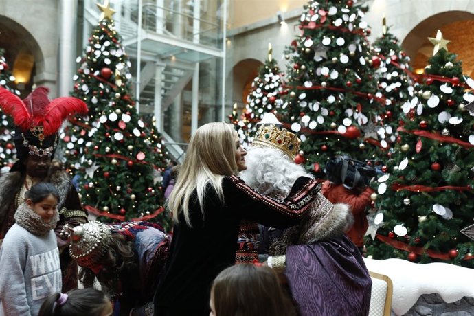 Cifuentes con los Reyes Magos en la sede la Comunidad de Madrid