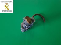 Dos inmigrantes saltan la valla y uno es detenido por intentar atacar a guardias civiles