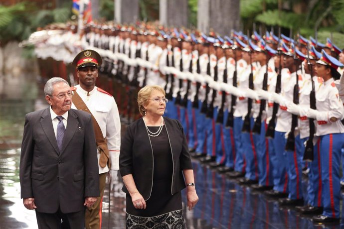 Raúl Castro y Michelle Bachelet en La Habana
