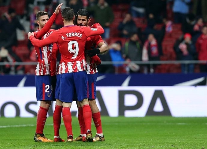Fernando Torres y Diego Costa se abrazan tras un gol del Atlético