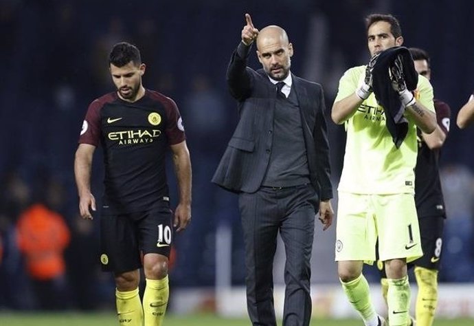 Guardiola, Claudio Bravo y el Kun Agüero con el City