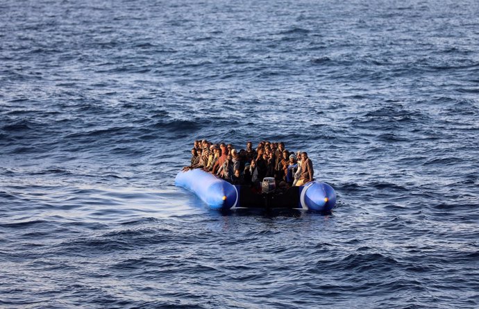 Migrantes en un bote salvavidas son rescatados por guardacostas libios 
