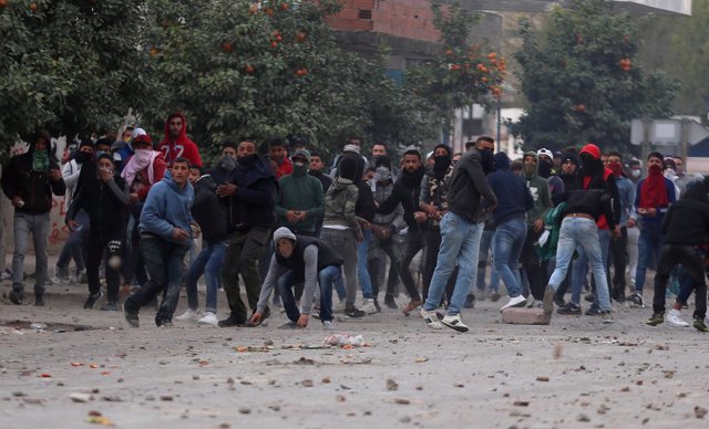 Manifestantes lanzan piedras durante una manifestación en Túnez
