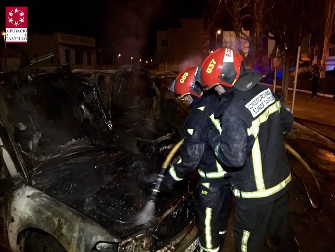 Arden seis vehículos en una calle de Burriana