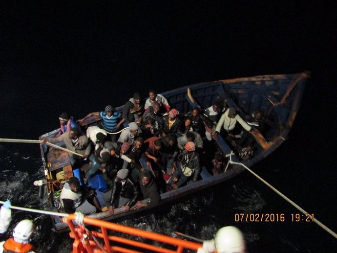 Rescat d'una embarcació d'immigrants al Mediterrani