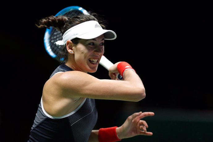 Garbiñe Muguruza golpea una bola