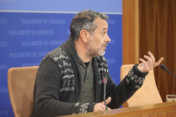 El diputado de IULV-CA José Antonio Castro en rueda de prensa