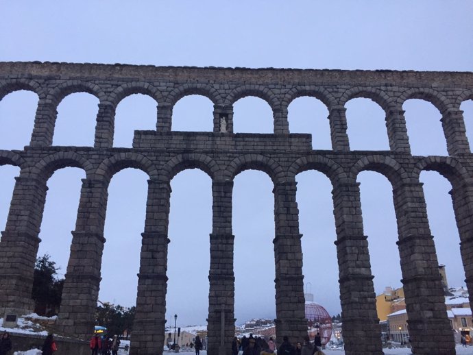 Vista del acueducto de Segovia con algo de nieve