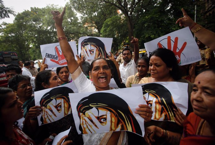 Manifestación en protesta por la violación de una periodista india