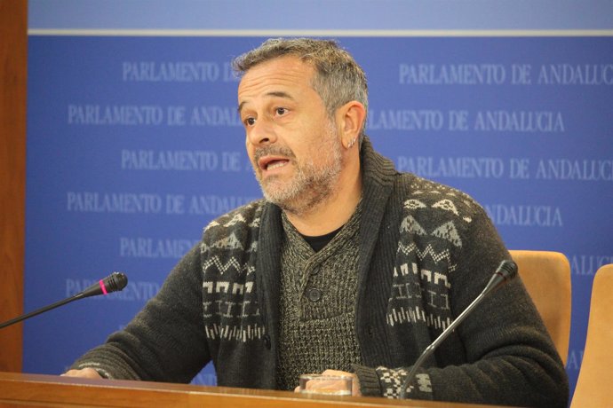 El parlamentario de IULV-CA José Antonio Castro, en rueda de prensa