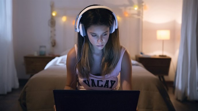 Ordenador, PC, Internet, navegar, cascos, joven, chica