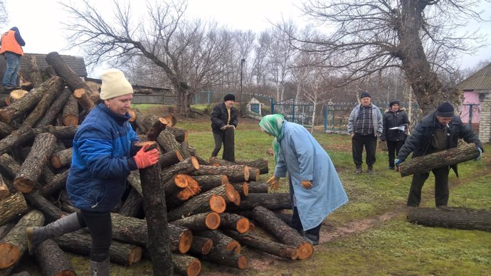 Varias famlias recogen leña para el invierno en el este de Ucrania