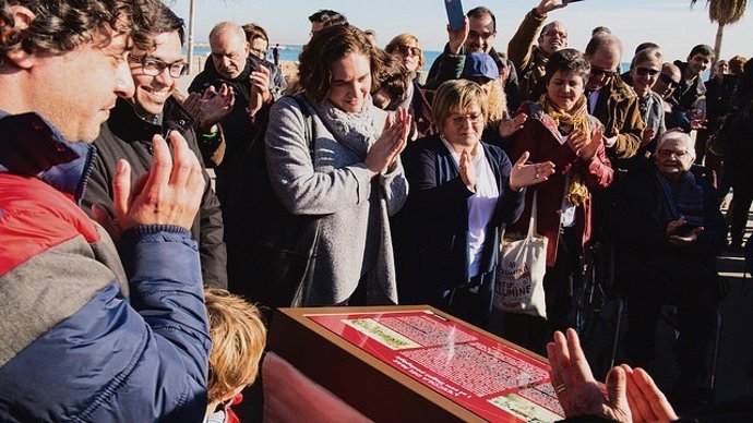  Ada Colau commemora els 80 anys del bombardeig a l'Escola del Mar
