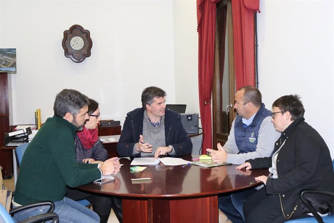 Firma de contrato de obra para instalar ascensores en edificios de Estepa