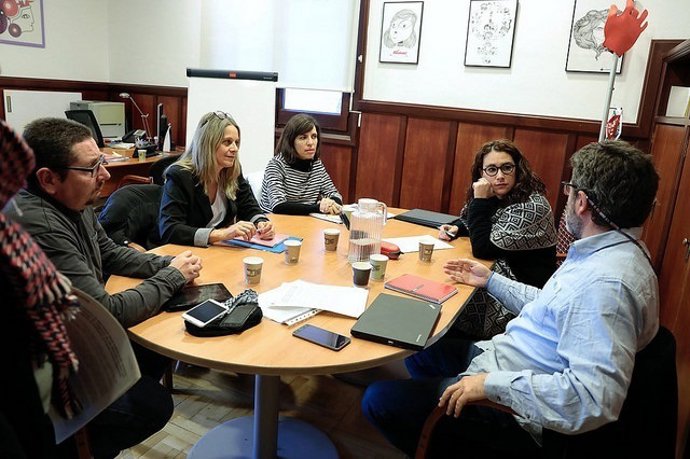 Laura Pérez signa el conveni de suport als refugiats palestins