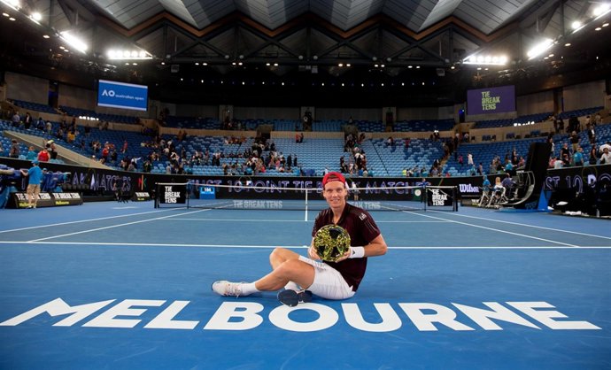 Berdych posa con el trofeo de ganador del Tie Break Tens