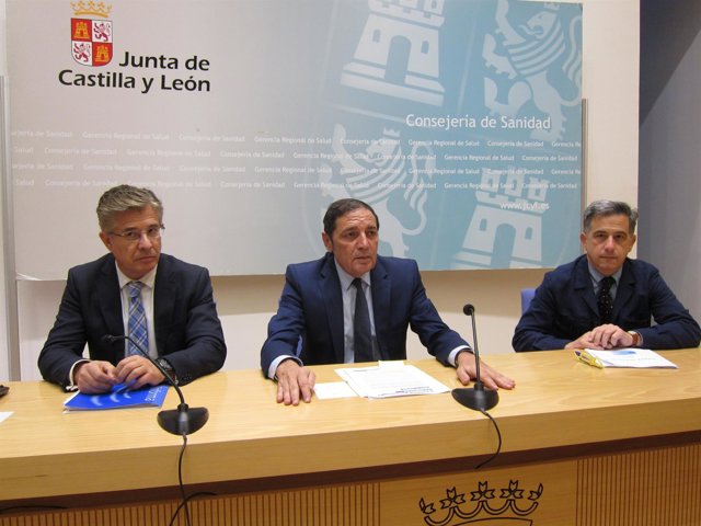 Sáez Aguado, en el centro, hace balance de las listas de espera