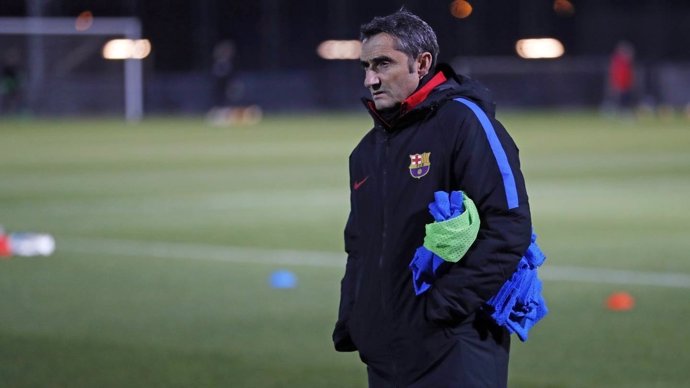 Ernesto Valverde entrenando al Barcelona