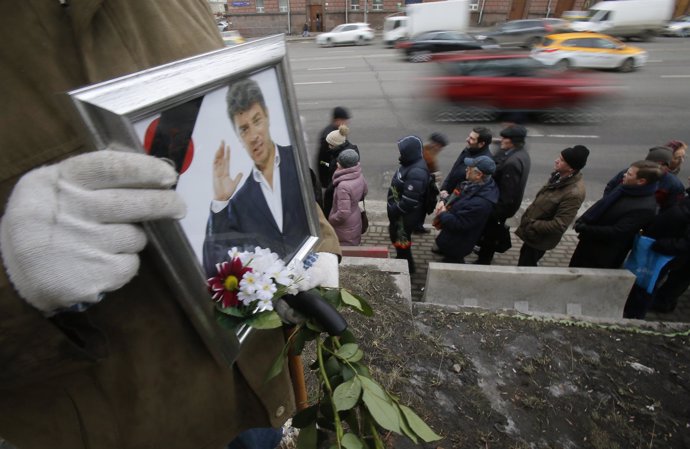 Personas hacen fila para dar último adiós a Nemtsov