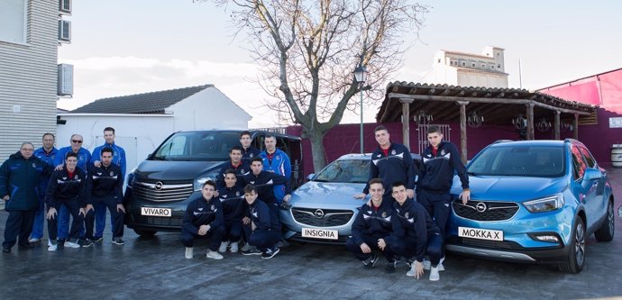 Selección Aragonesa y equipo técnico junto a los tres vehículos Opel