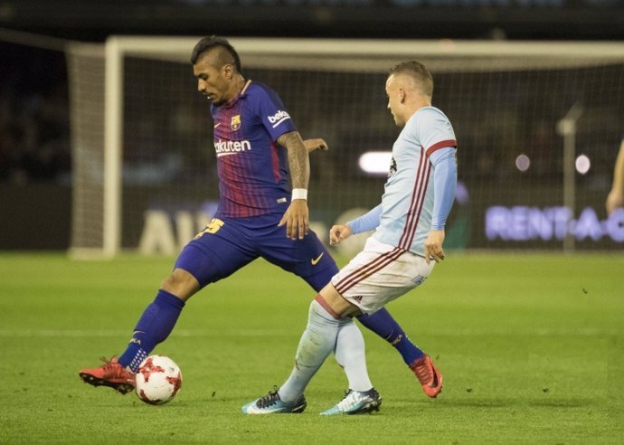 Paulinho pelea un balón con Iago Aspas en un Celta - Barça