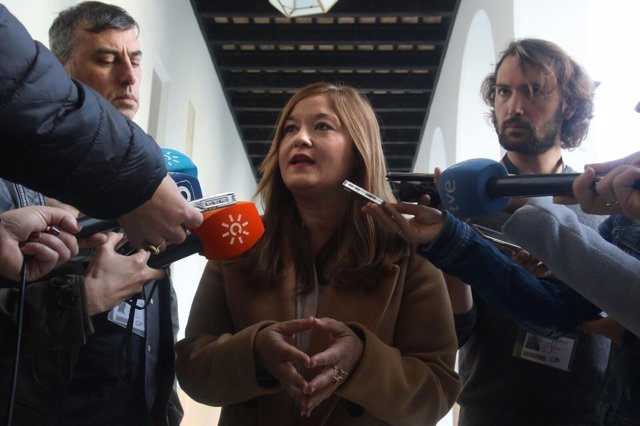 Verónica Pérez (PSOE-A) atiende a los medios en los pasillos del Parlamento