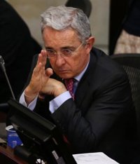 Uribe reprocha a Santos que ahora "se ponga guapo": "La paz no se consigue consintiendo a terroristas"