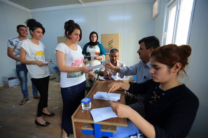 Mujeres desplazadas de la minoría yazidí votando