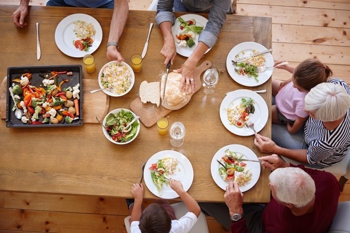 Dieta mediterranea, familia comiendo, mayores