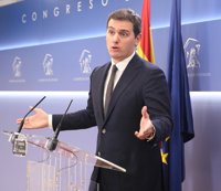 Rivera insta a los líderes independentistas a ser "honrados" y decir en el Parlament lo mismo que dicen ante el juez