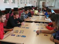 La Universidad de Granada diseña un juego de cartas que promueve hábitos de vida saludables entre los estudiantes