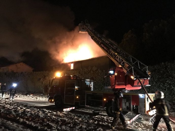 Bombers apagant el foc a una casa (imatge d'arxiu)
