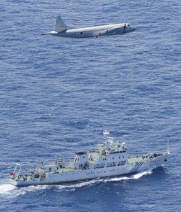 Avión militar japonés sobrevuela un barco guardacostas chino junto a las Senkaku