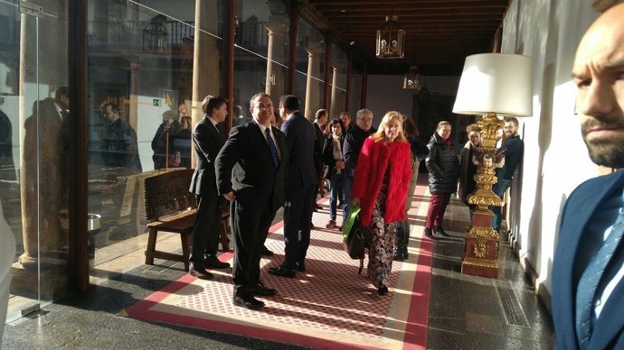 Responsables regionales, tras abandonar el salón de la rueda de prensa