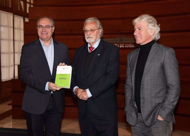 El Defensor del Pueblo Andaluz entrega el informe al presidente del Parlamento