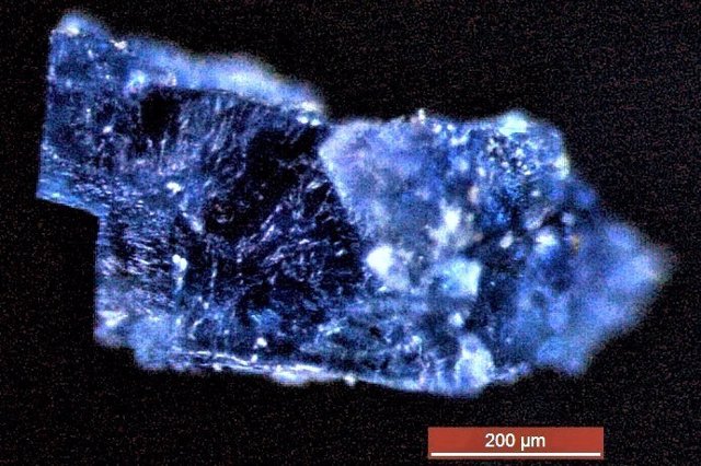 Cristal azul del meteorito sometido a estudio