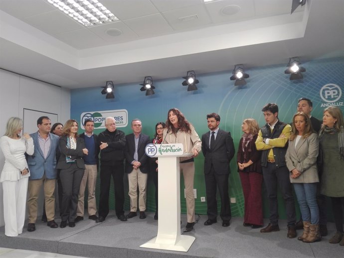 Loles López, hoy junto a miembros del PP de Sevilla