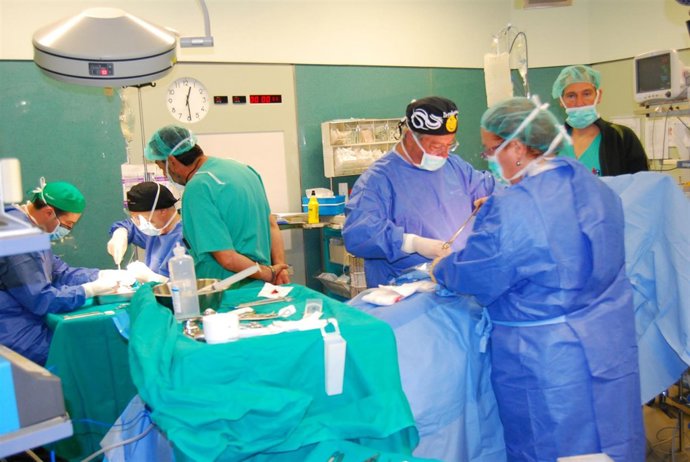 Cirujanos en quirófano