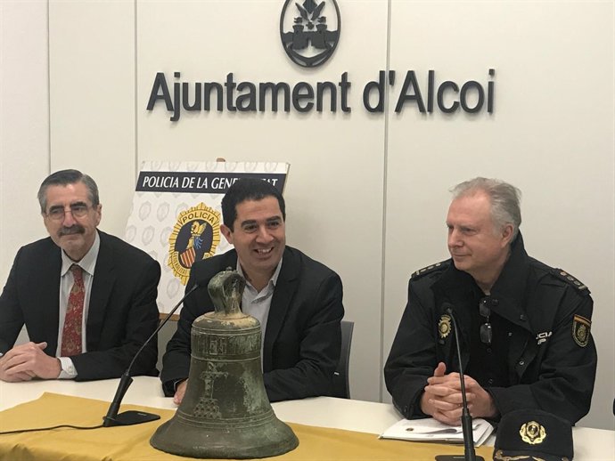 La campana recuperada durante su entrega al Ayuntamiento 