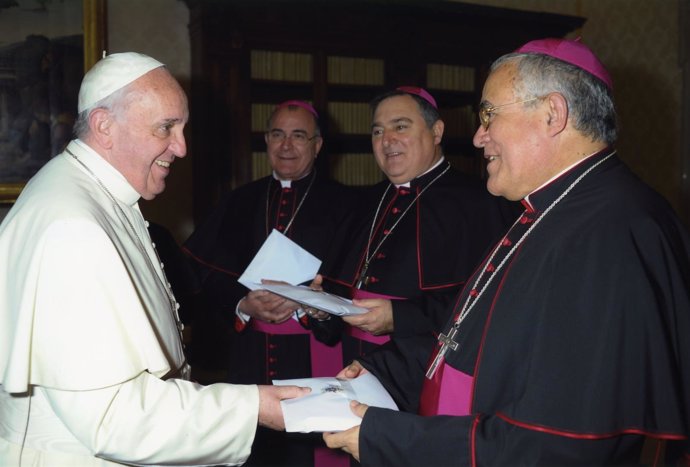 Demetrio Fernández (dcha.) con el Papa en una anterior visita a Roma