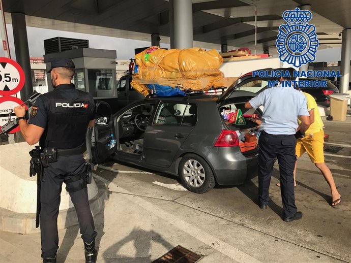 Agentes de la Policía Nacional durante un control en la Operación MINERVA
