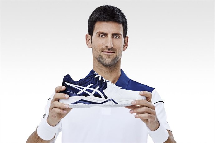 Novak Djokovic con la nueva zapatilla de ASICS