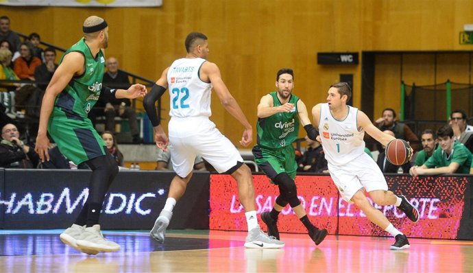 Causeur se intenta zafar de Vidal en el Joventut-Real Madrid